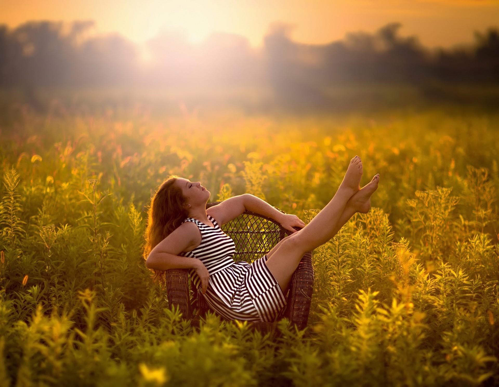 桌面上的壁纸赤脚 担任主席 闭目
