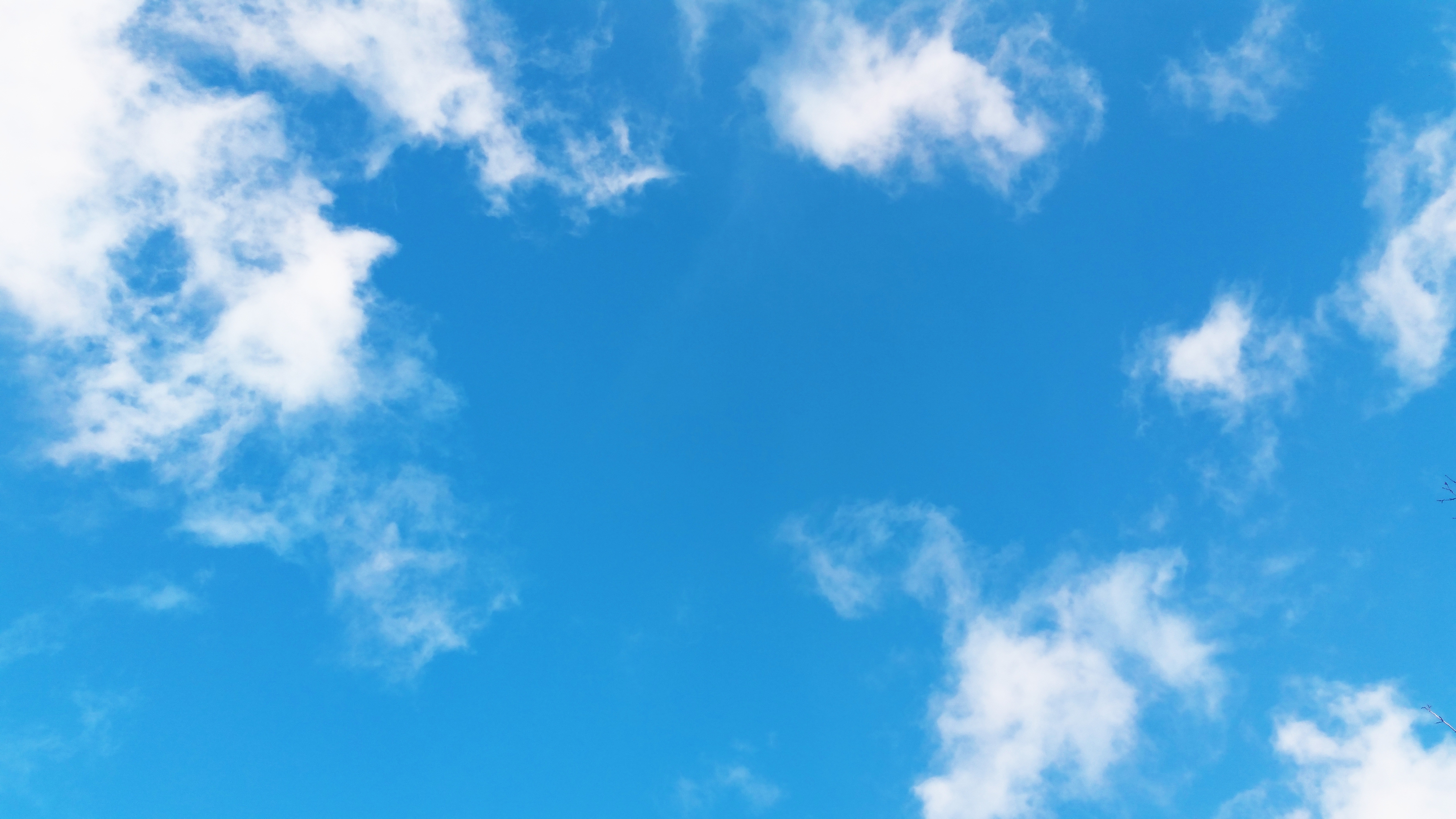 桌面上的壁纸云层 天空 日光