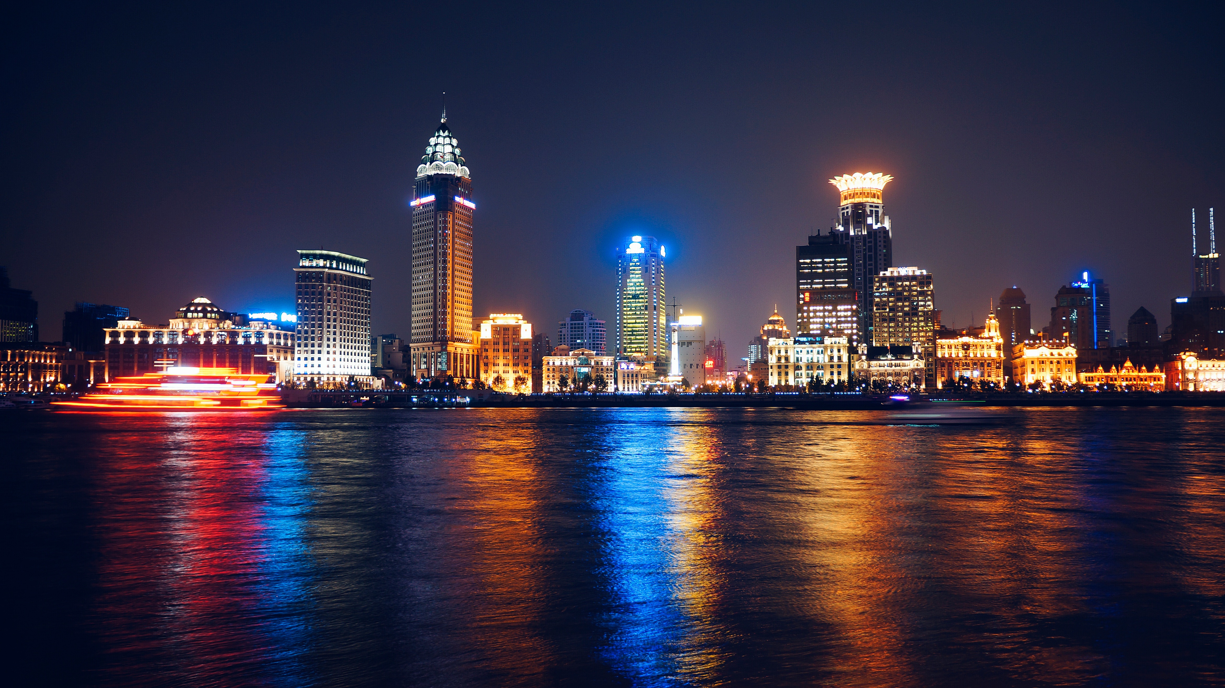 Free photo The night city reflected in the water