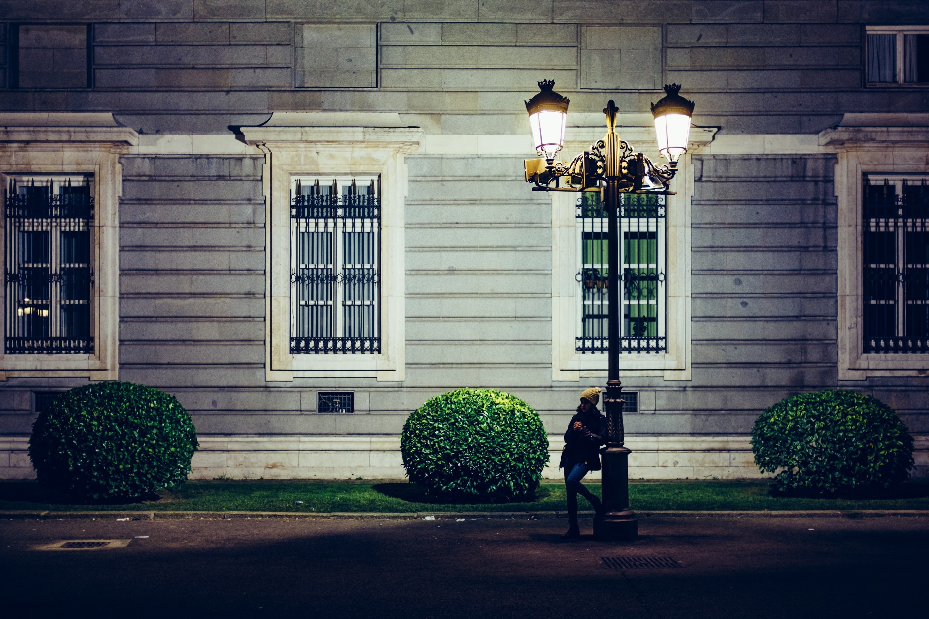 Free photo A girl under a streetlight in the evening