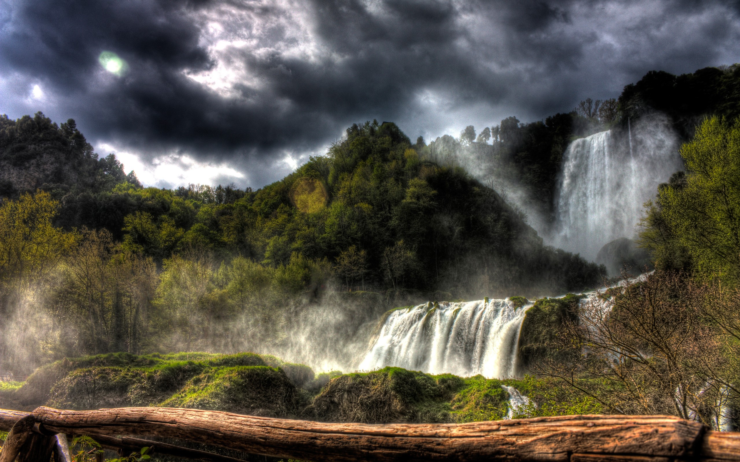 Free photo Overcast sky over the waterfall