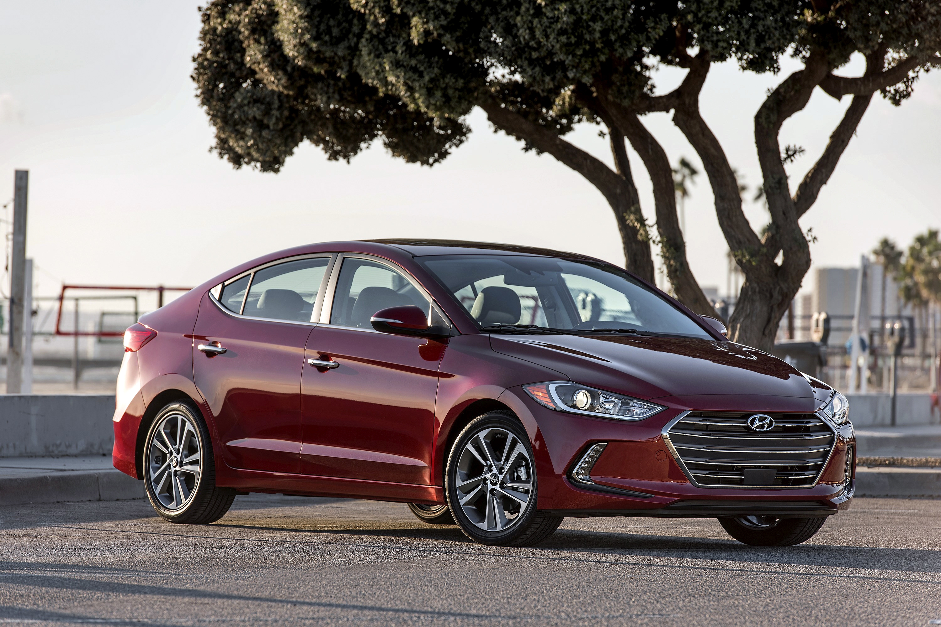 Free photo Hyundai elantra compact in crimson