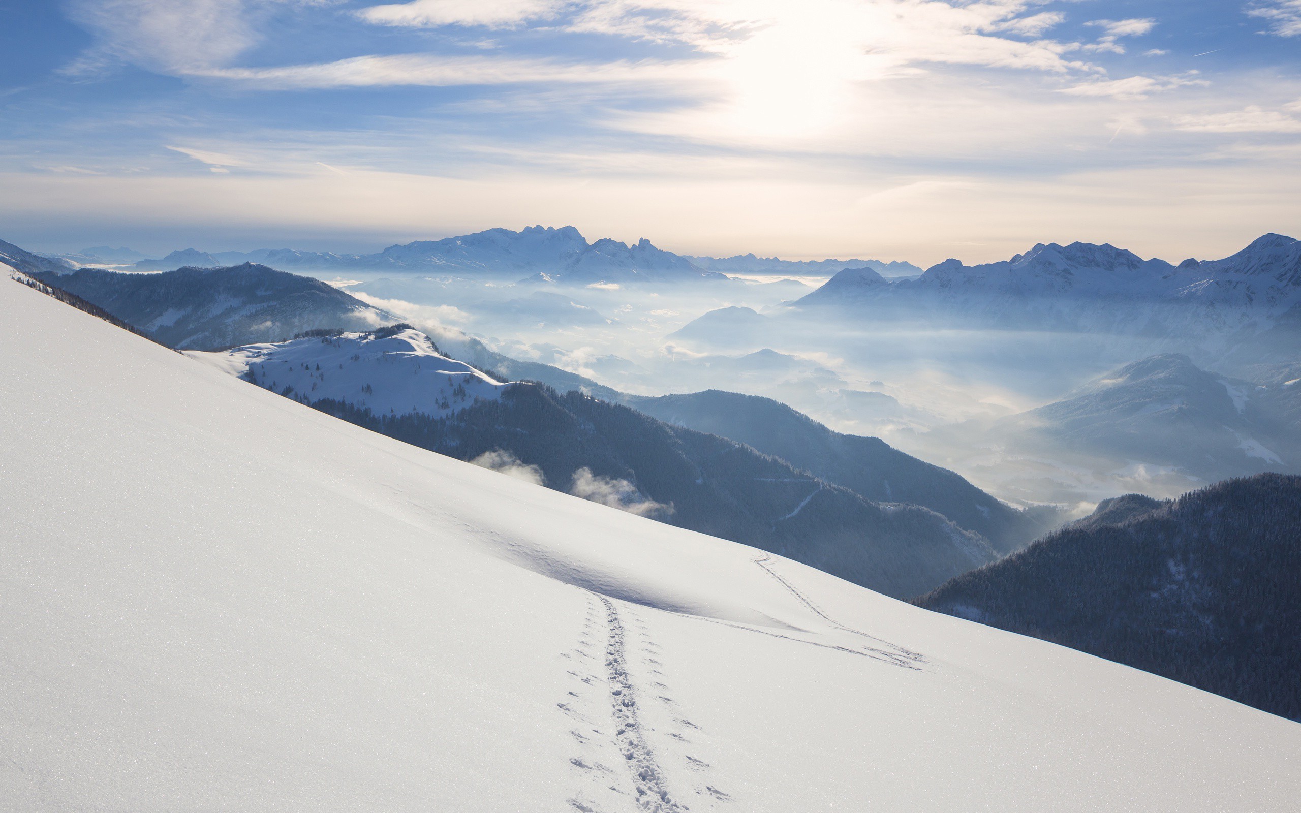 Бесплатное фото Следы на снегу