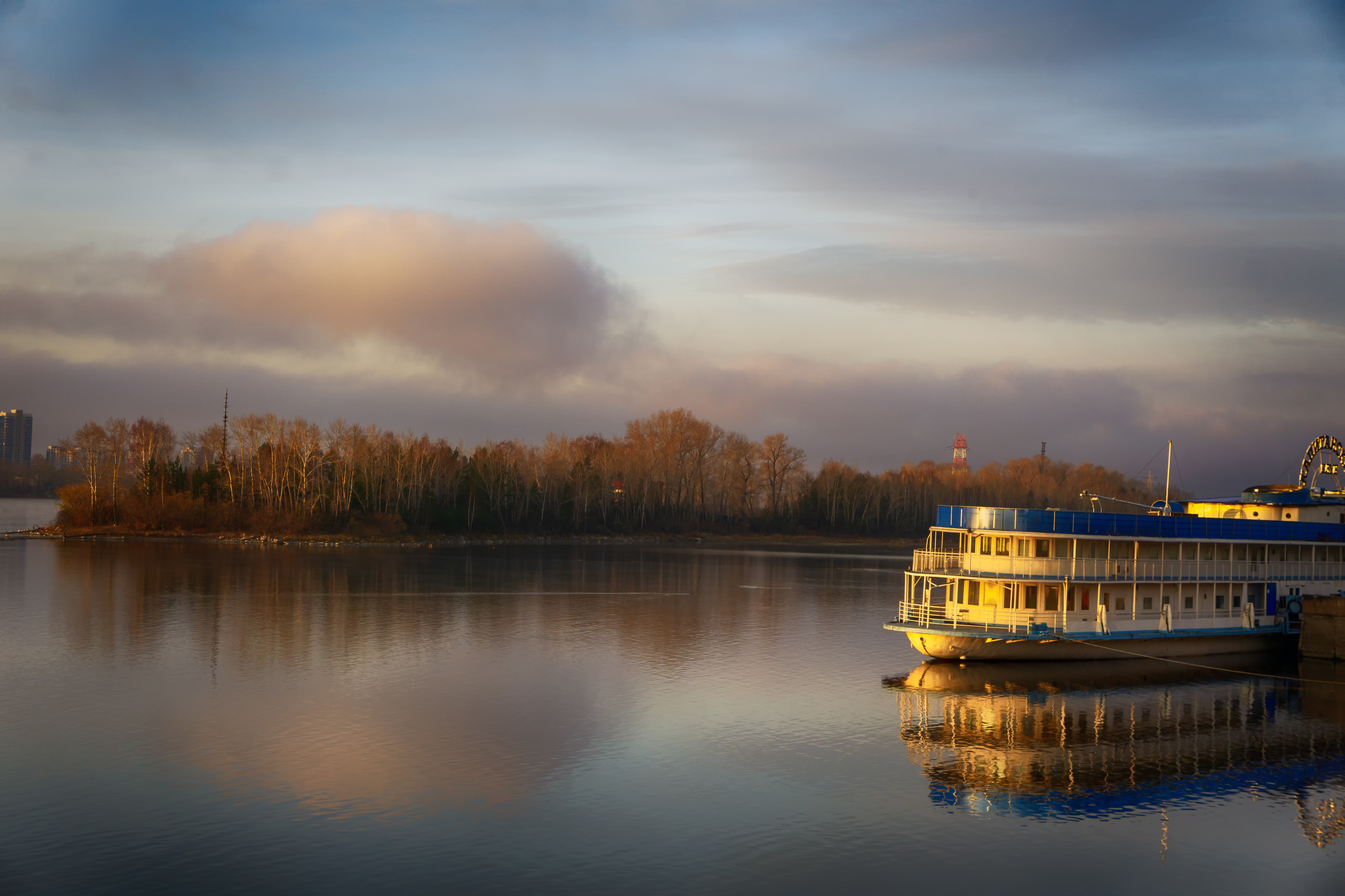 Free photo A ship at dawn