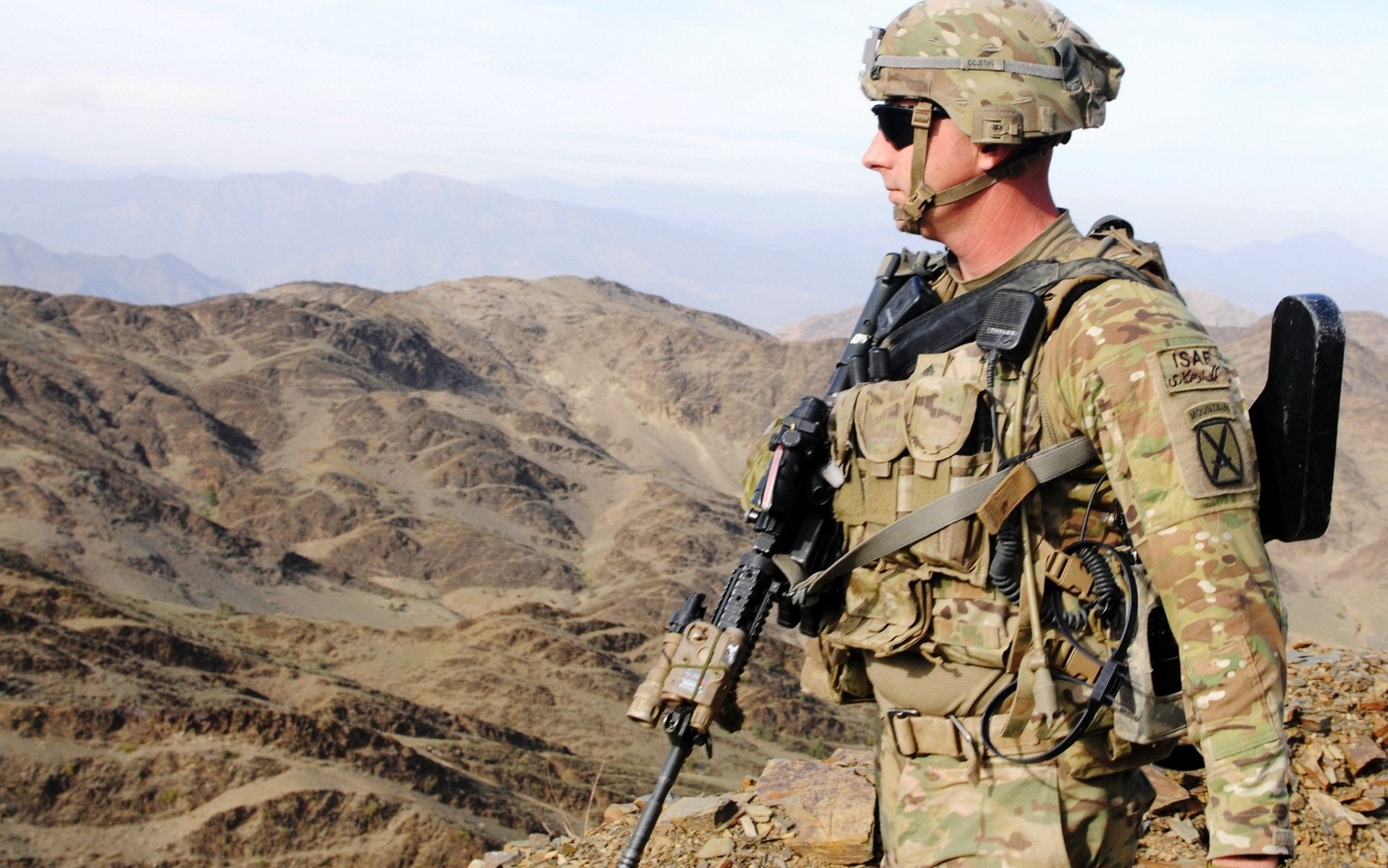 Free photo An American soldier with an automatic rifle