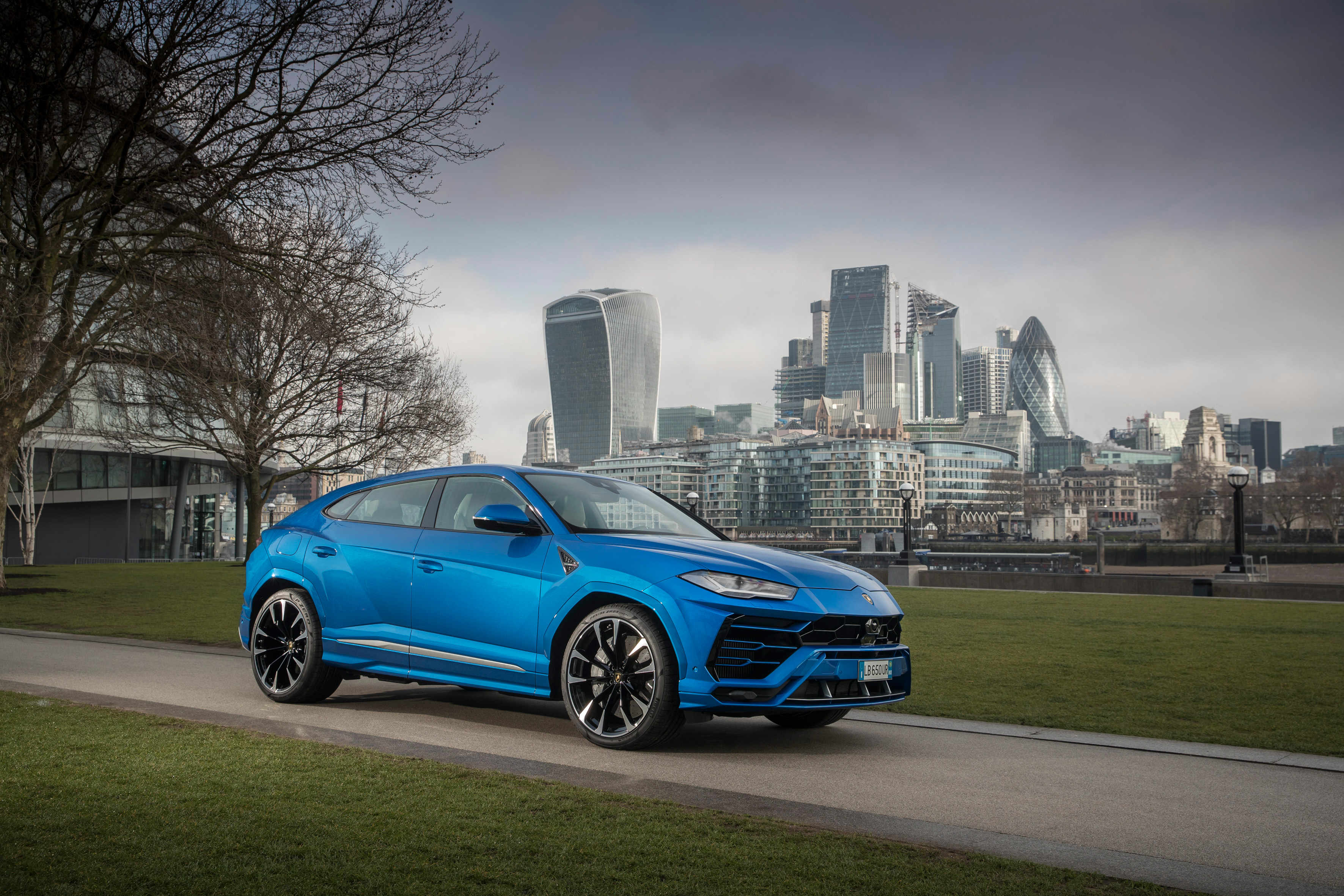 Free photo Lamborghini Urus in blue.