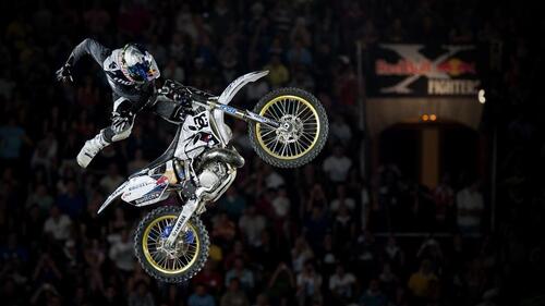 Бесплатное фото Мотоциклист выполняет трюк в полете