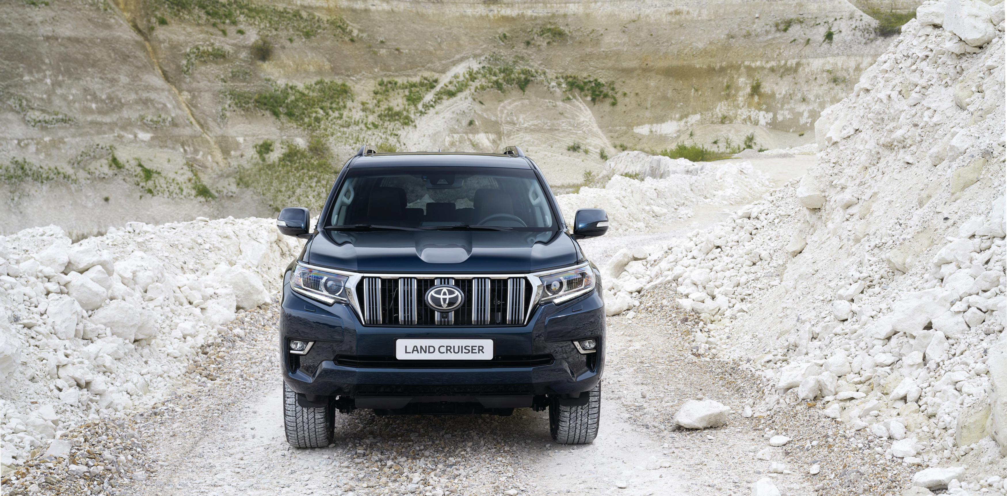 Бесплатное фото Черный Toyota land cruiser 2017 года в скалистой местности