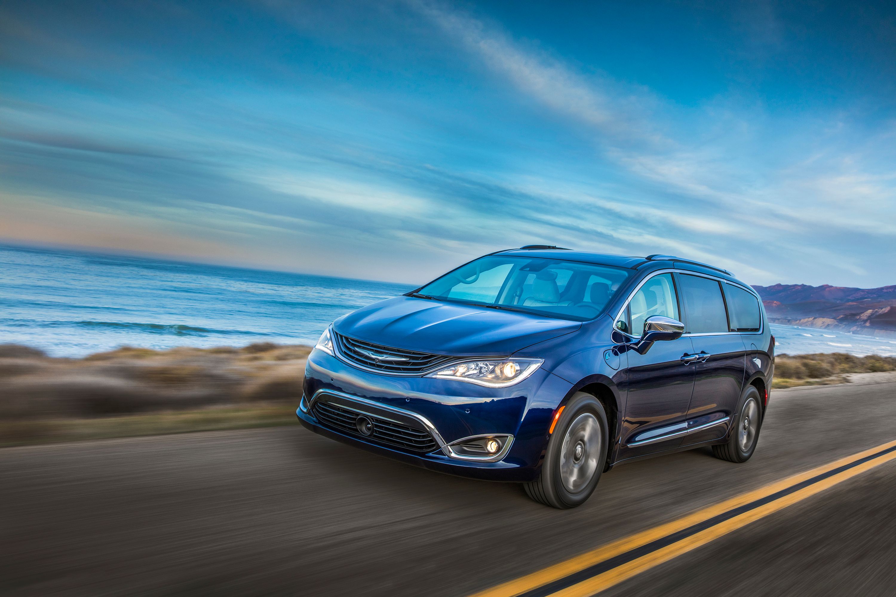 Обои вид спереди Chrysler Pacifica Hybrid машина на рабочий стол