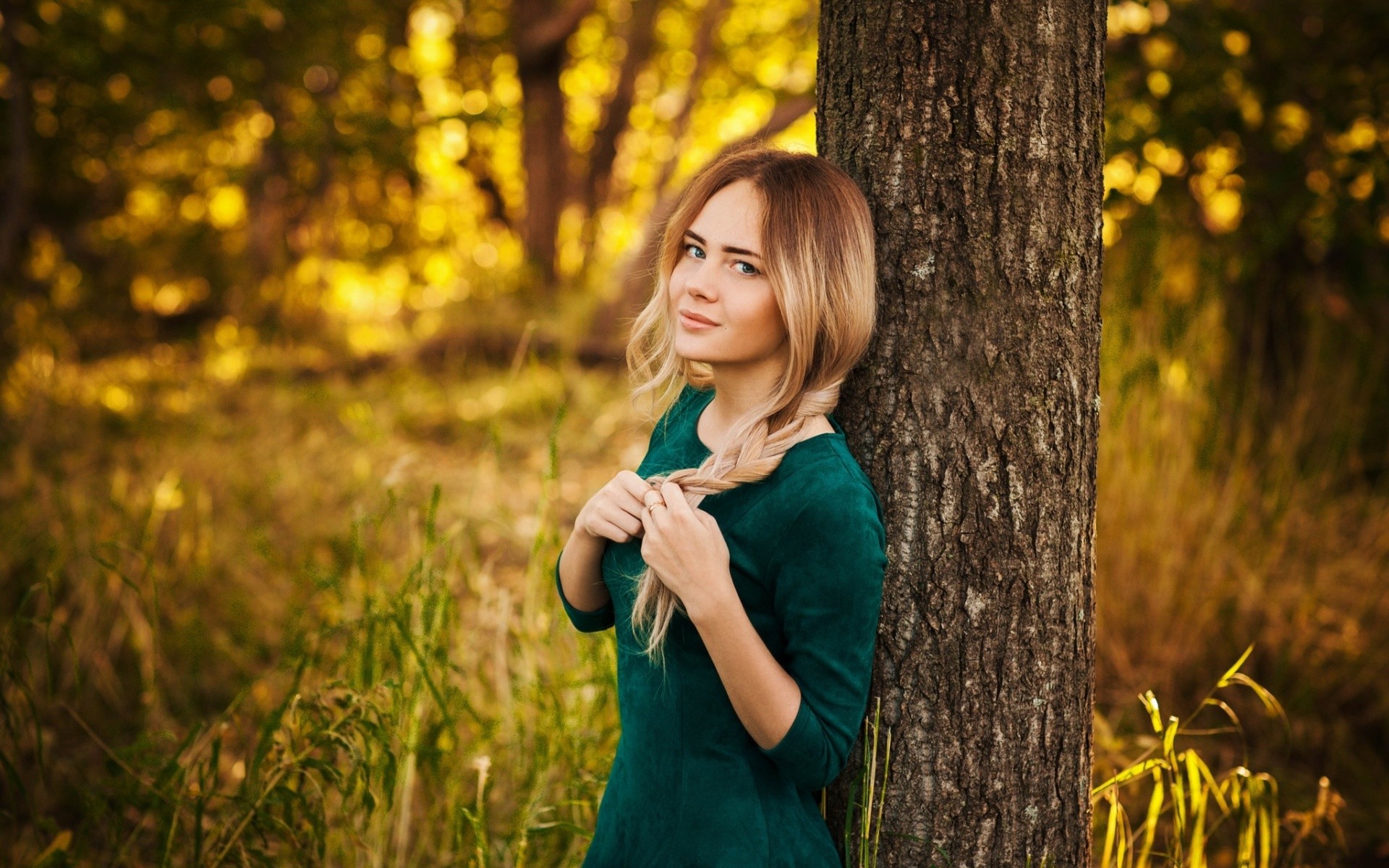 Free photo A beautiful girl in a green dress