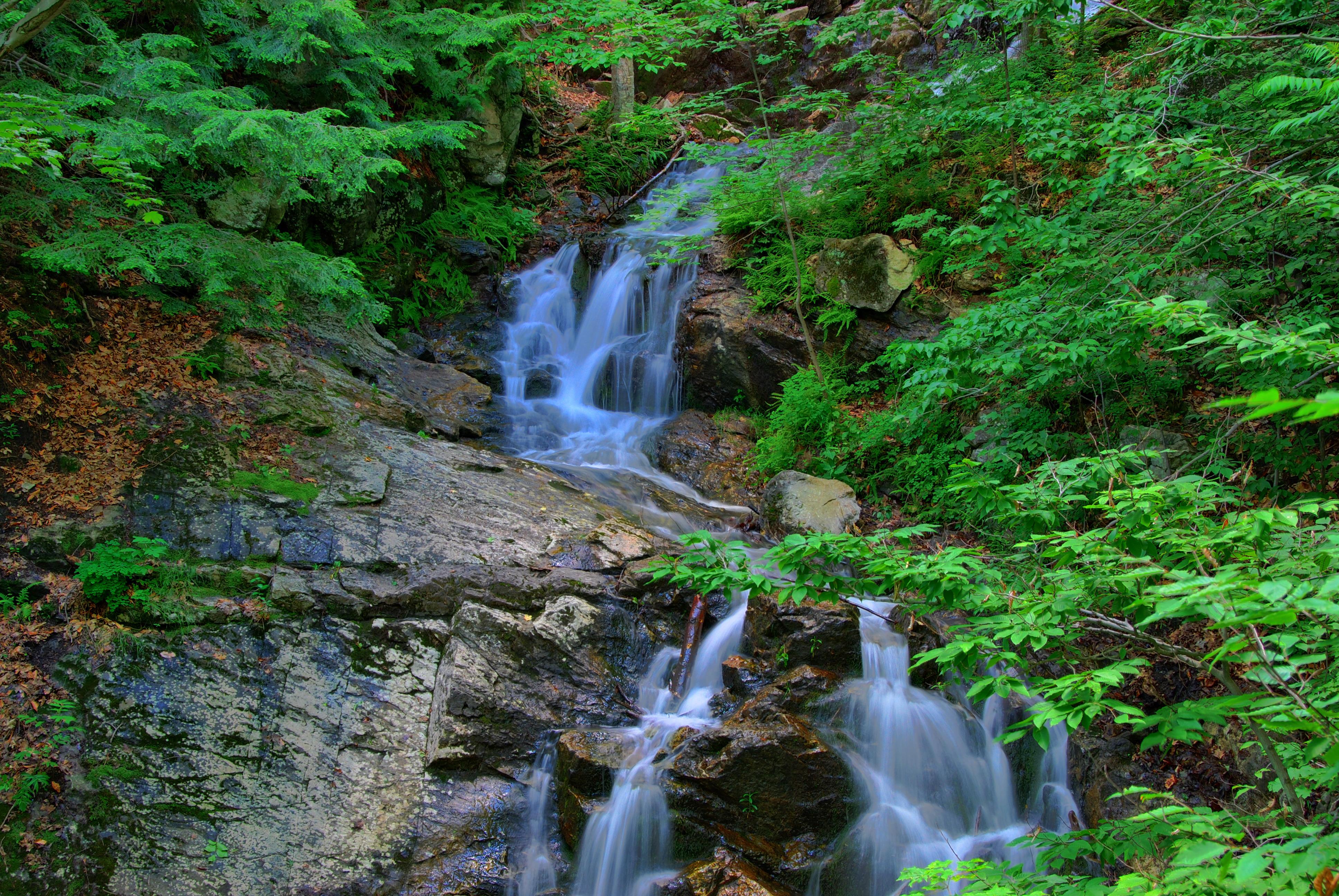 Free photo Rivers flowing off a cliff