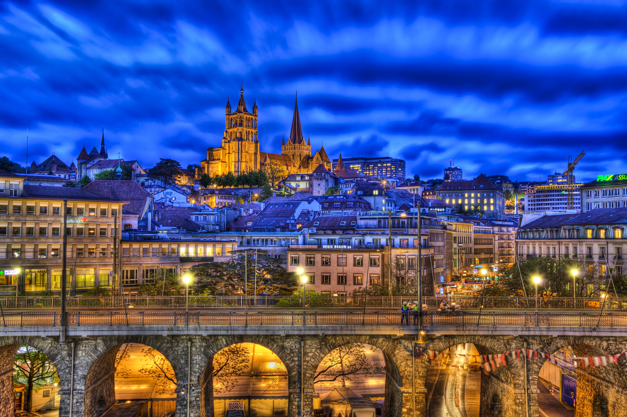 Free photo The Cathedral Notre-Dame of Lausanne in the night