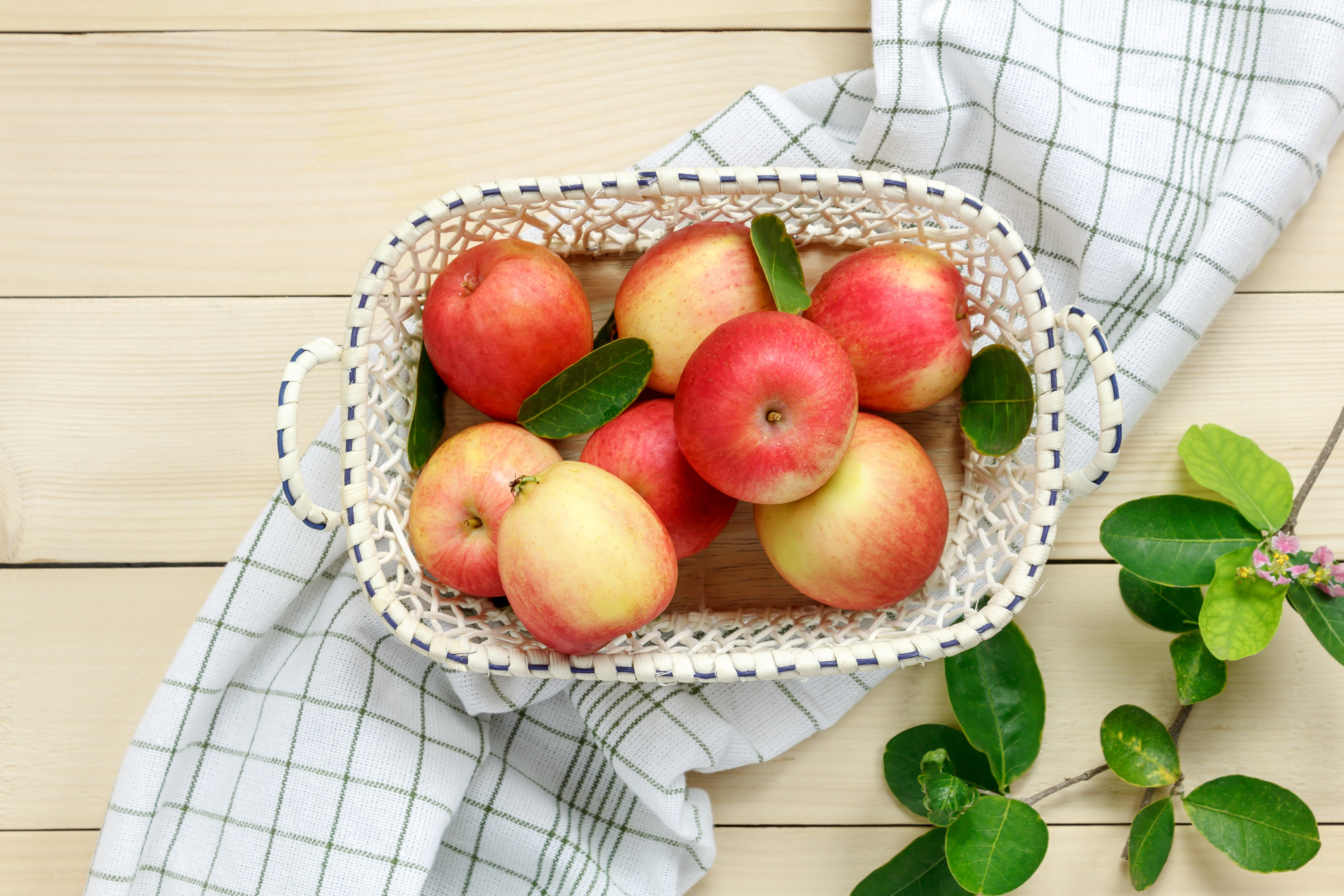 Free photo Yellow and red delicious apples