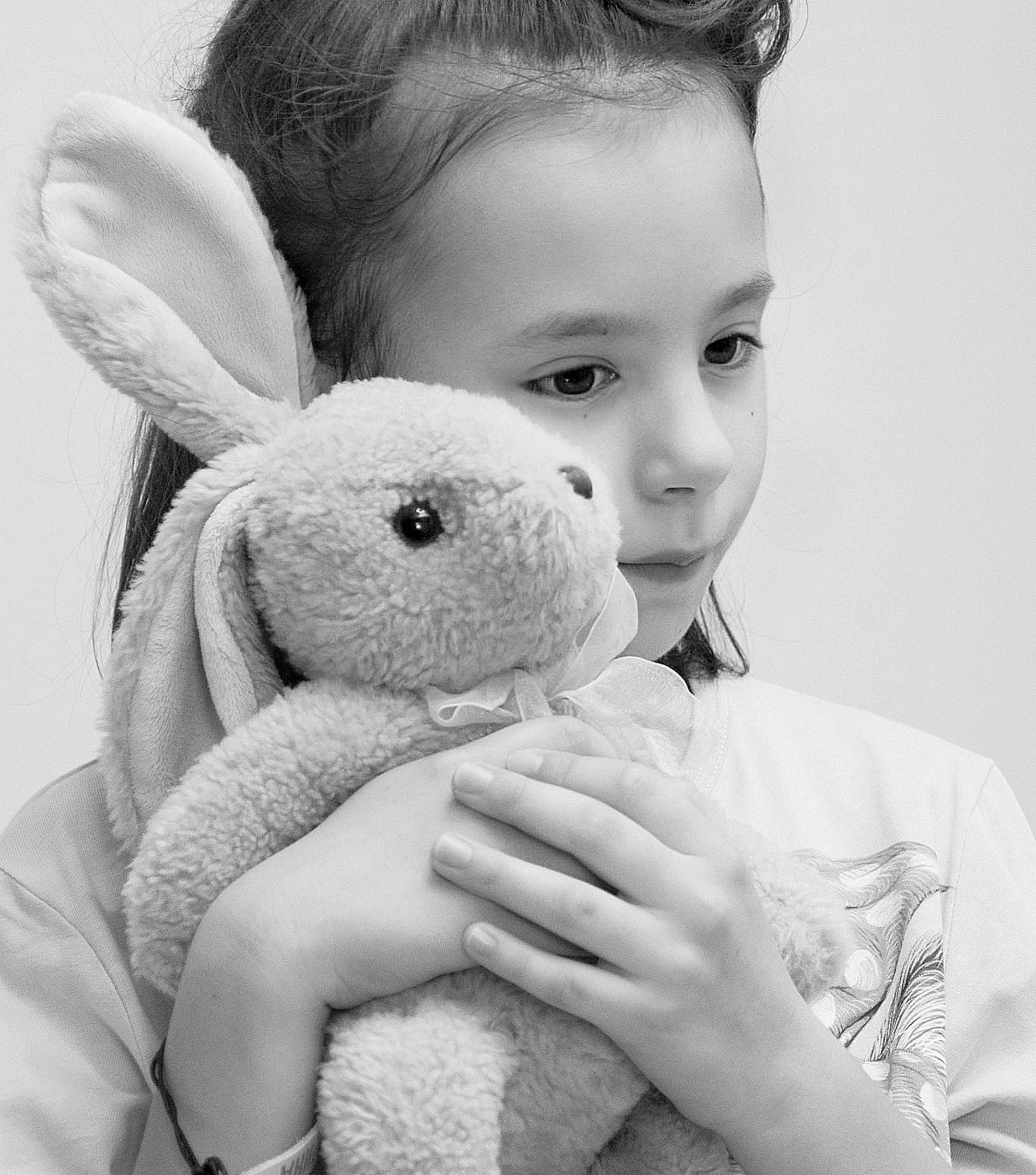 Бесплатное фото Работа автора страницы - девочка с игрушкой