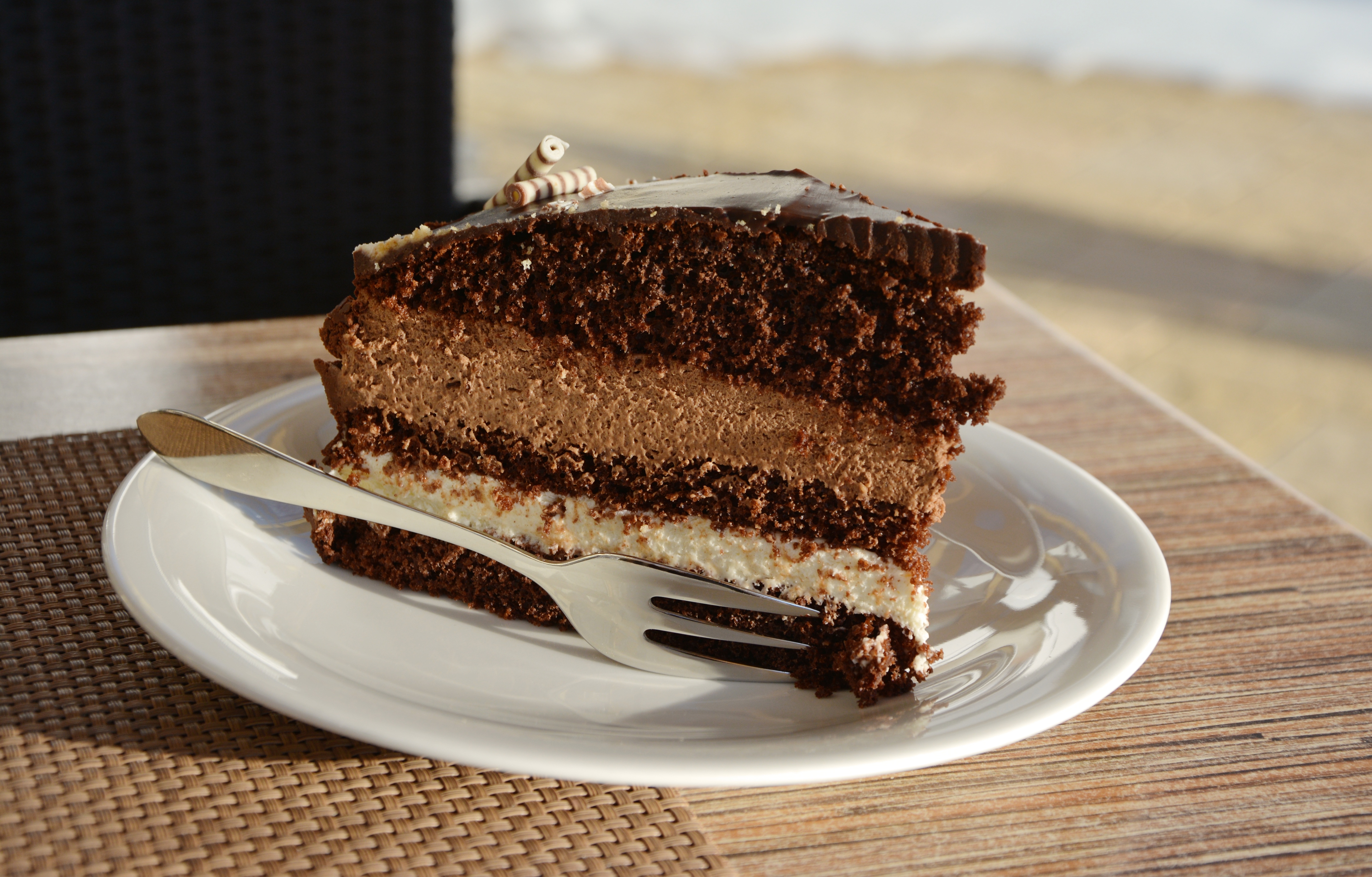 Free photo A delicious slice of chocolate cake on a saucer