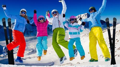 Бесплатное фото Семья лыжников радуются открытию сезона