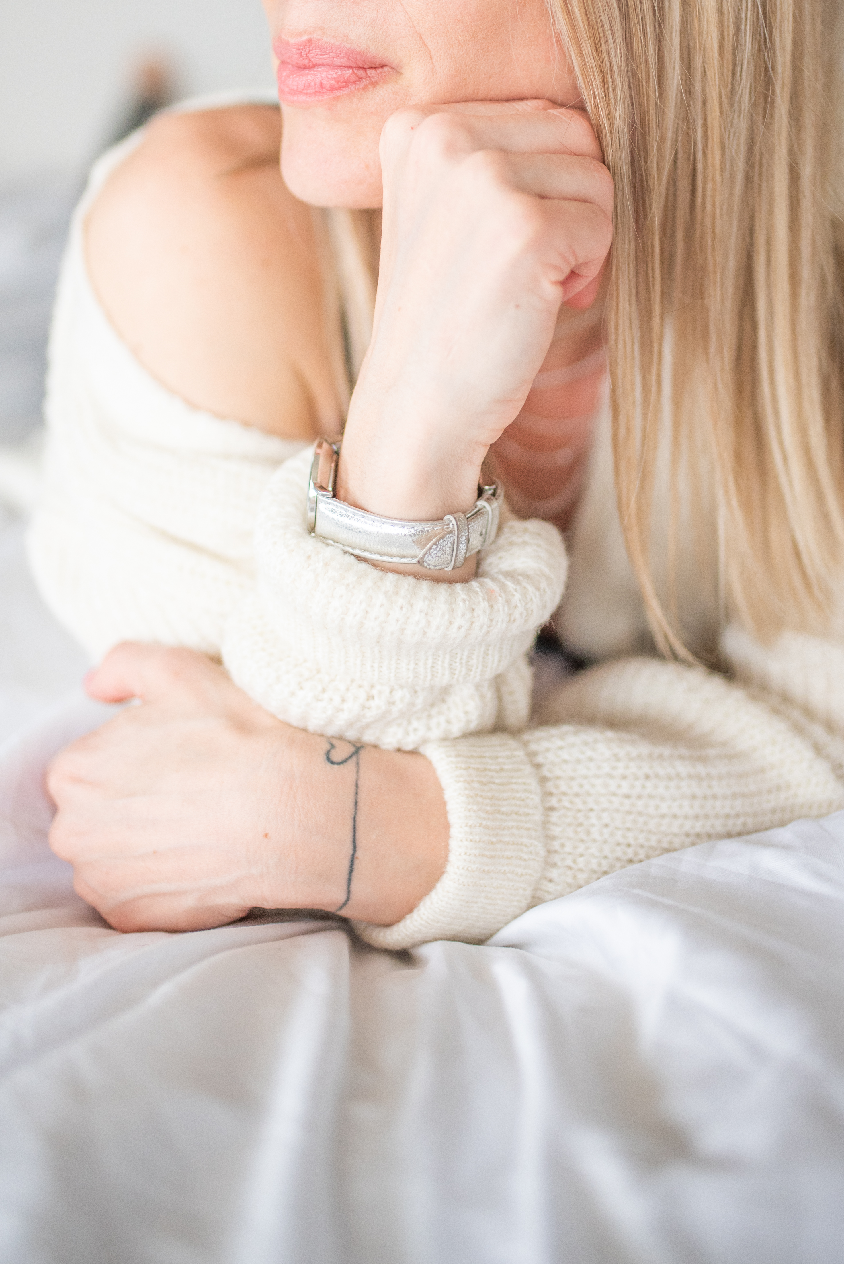 Wallpapers woman relaxing cozy on the desktop